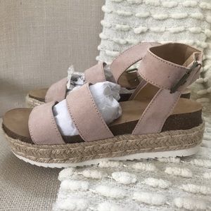 Universal Thread Platform Sandals (W6.5 WIDE)